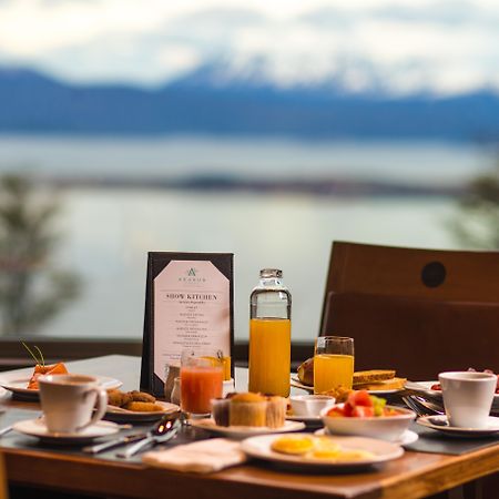 Arakur Ushuaia Resort & Spa Exteriér fotografie Breakfast at the Lake House