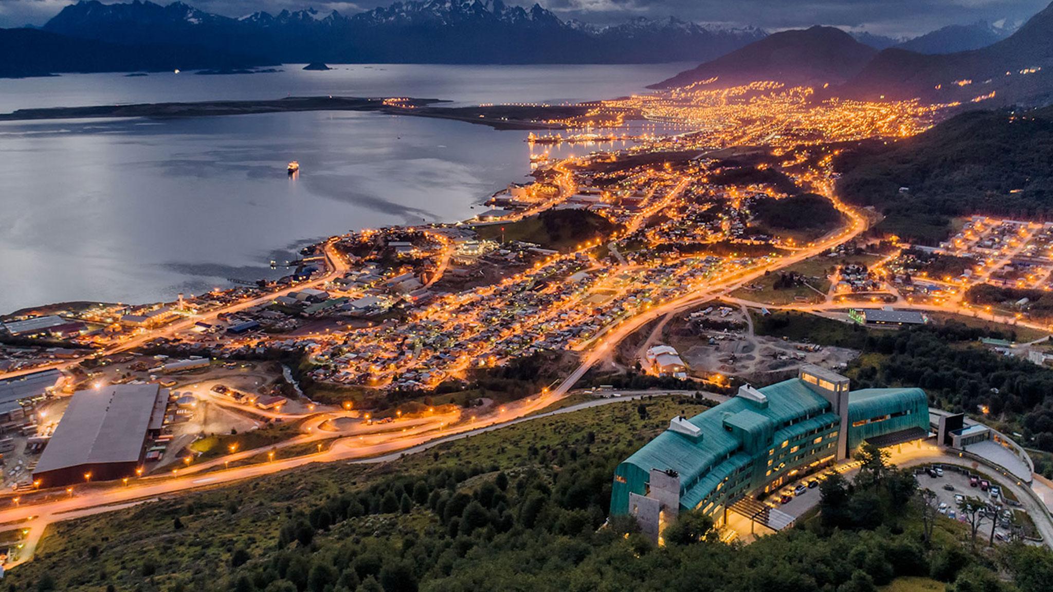 Arakur Ushuaia Resort & Spa Exteriér fotografie View of Ushuaia at night