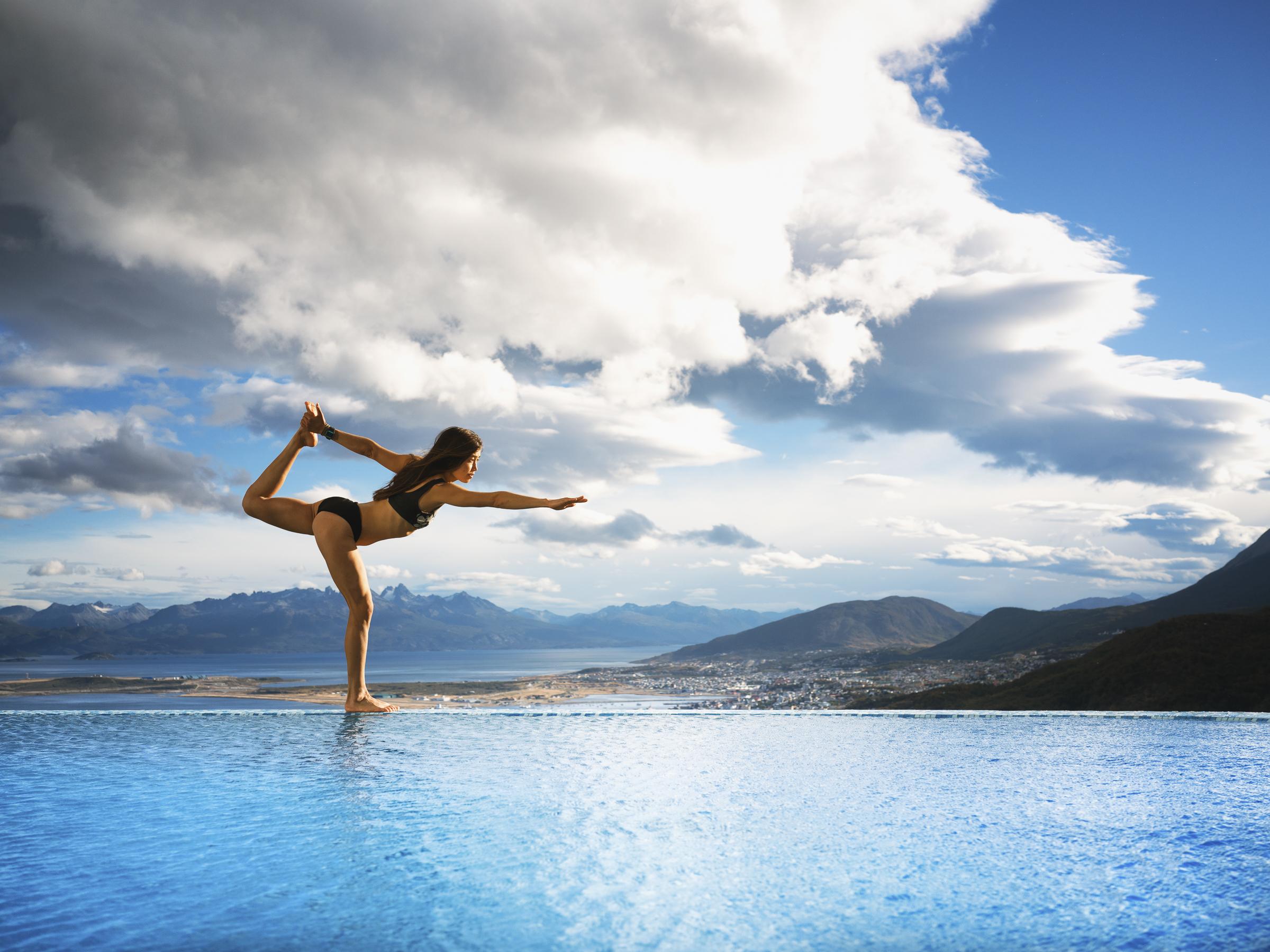 Arakur Ushuaia Resort & Spa Exteriér fotografie A woman practicing yoga