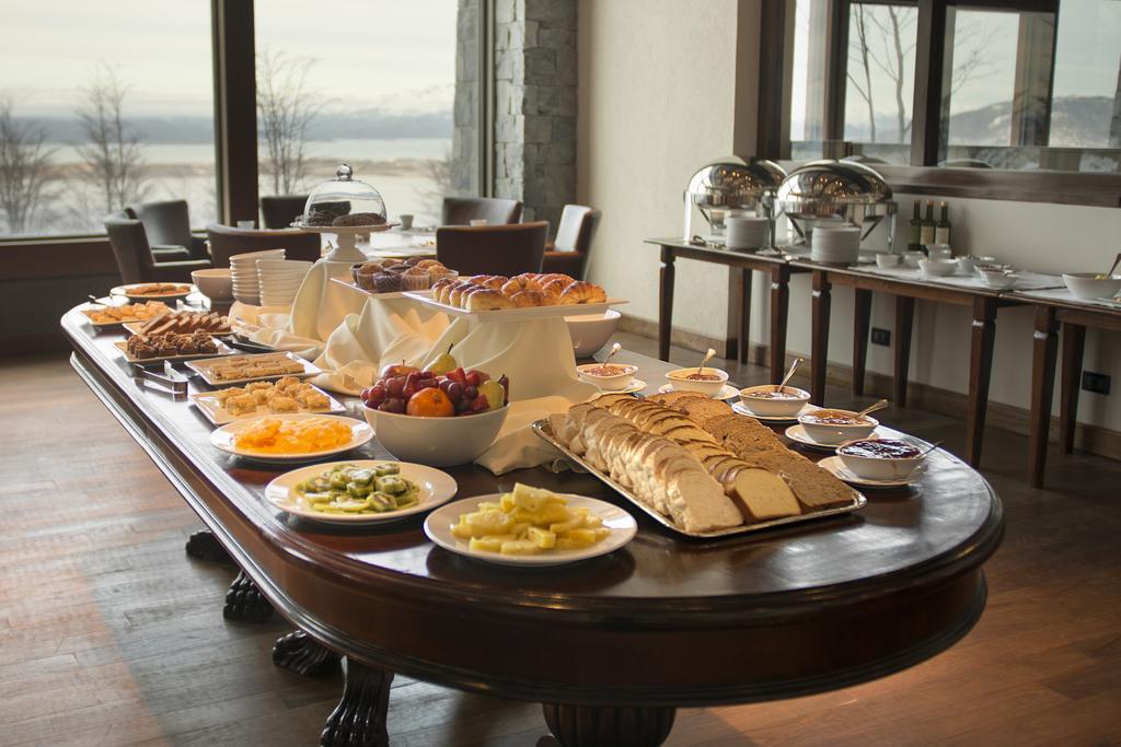 Arakur Ushuaia Resort & Spa Exteriér fotografie A buffet at a hotel